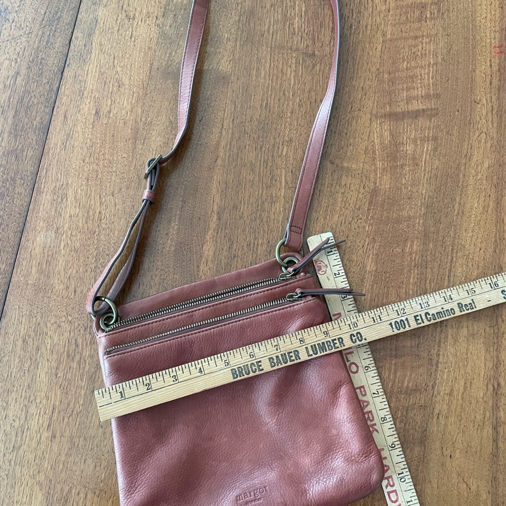 “Margot” Brown Leather Cross Body Hobo. Sooooo many pockets!